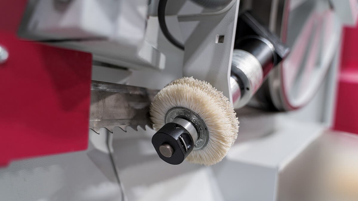 Metal cutting bandsaw HBE560 robust and powerful BEHRINGER Group