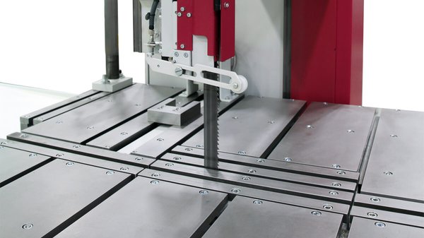 Behringer vertical bandsaw LPS40-120-4 band guide close to the cutting edge