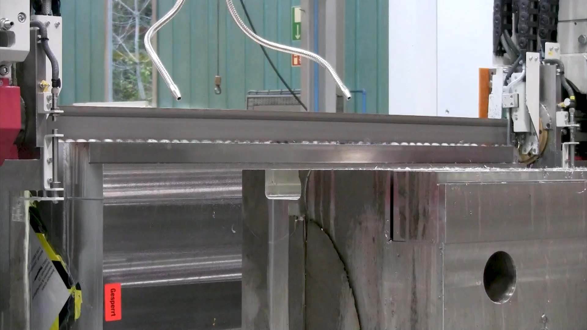 Automatisches Ausklinken von Werkzeugstahl mit einer Behringer Großbandsäge